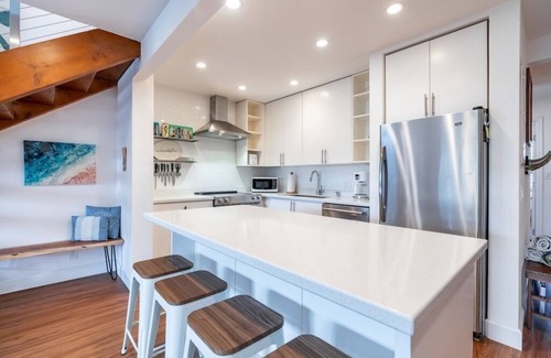 Kahuku Apartment | Walk to the beach! North Shore Surf House