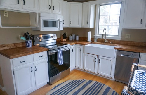 South Chatham House | Walk to the beach! The Salty Breeze sleeps 10; updated house, bikes, beach toys!