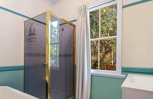 Woolloongabba Cottage | Walk to the Charming Character Home