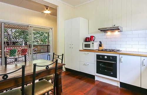 Woolloongabba Cottage | Walk to the Charming Character Home