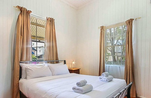 Woolloongabba Cottage | Walk to the Charming Character Home