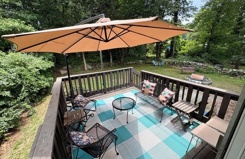 Saunderstown House | Walk to the Family Beach, North Narragansett.