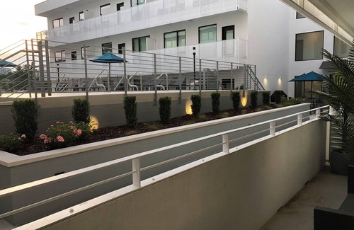 Edgehill Condo | Walk to the Gulch! Pool is Open! Free Parking! Sleeps 6! Walk to Murals!