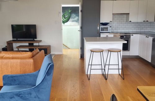 Taupo House | Walk to the Lake, or Stay in and Enjoy the View