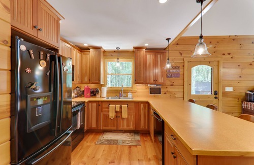 Blakeslee Cabin | Walk to the Pocono Raceway From a Custom Log Cabin