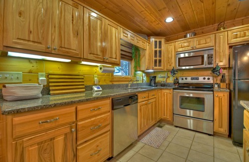 Ellijay Cabin | Walk to the River! 3 Story Cabin w/Firepit~ Games ~ Fireplace~Covered deck!