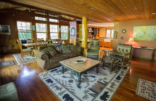 Hillcrest House | Walk to Town, Fire Pit, Hot Tub, Grand Open Family Room, Gourmet Kitchen, Grill