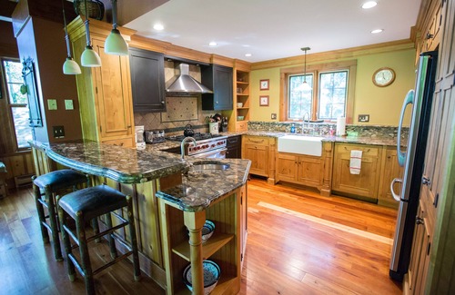 Hillcrest House | Walk to Town, Fire Pit, Hot Tub, Grand Open Family Room, Gourmet Kitchen, Grill