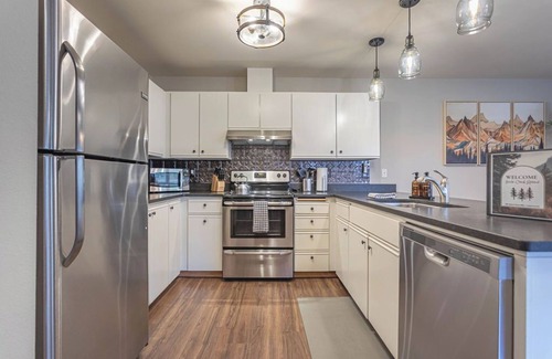 Downtown Leavenworth Condo | Walk to Town! Ground Floor Condo, Modern, Summer AC, 4 Beds!