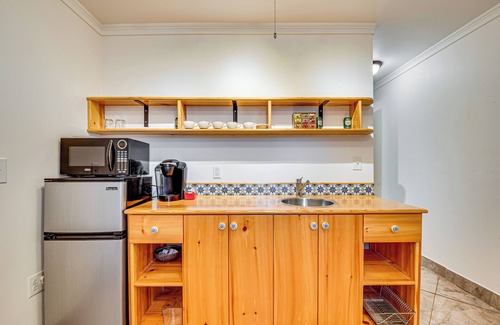 East Point Apartment | Walk to Train & Bus Stop: Hidden Gem in ATL!