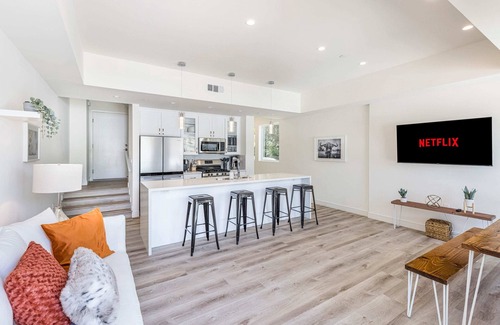 Los Angeles House | Walk to Universal: New Townhouse: Garage Prk'g