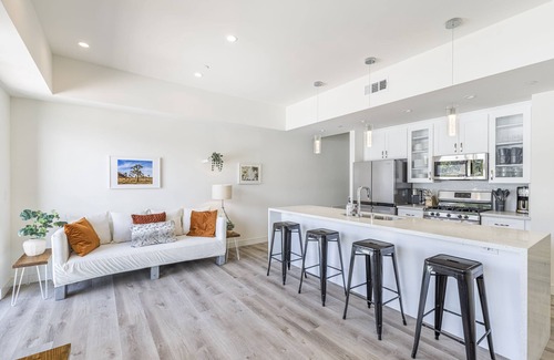 Los Angeles House | Walk to Universal: New Townhouse: Garage Prk'g