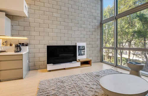 Los Angeles House | Walk to Universal Studios: Loft-Style LA Home