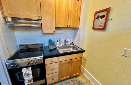 University District Condo | Walk to UW ~ Close to Light Rail ~ Walk Score 96!