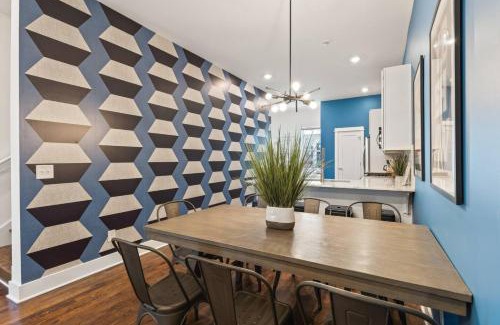 Hillsboro West End House | Walk to Vanderbilt and Belmont with Garage and Rooftop Deck