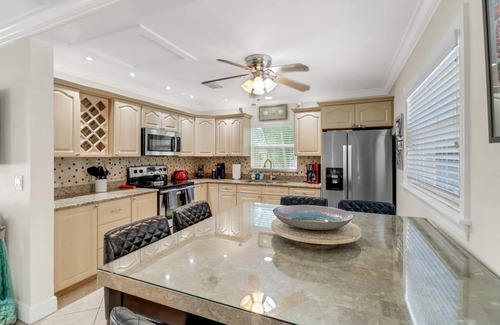 Naples Park House | Walk to Vanderbilt Beach! Private Heated Pool! Close to Mercato and Ritz Carlton