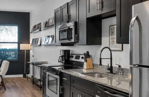 Hillsboro Village Condo | Walk to Vanderbilt University & Hospital, Belmont - Shuffle Board, Free Parking
