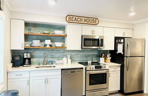Demere Park Condo | ☀️Walk to Village —Beach is less than 1 mile