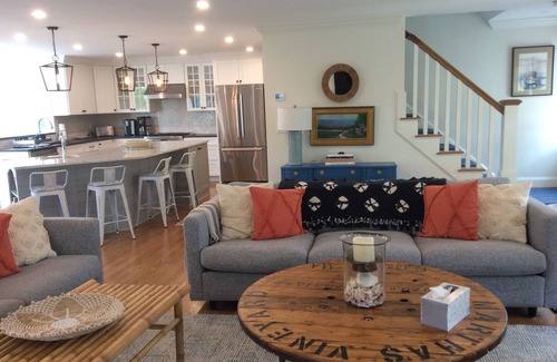Katama House | WALK TO VILLAGE LOCATION, NEW POOL, FAMILY COMPOUND!