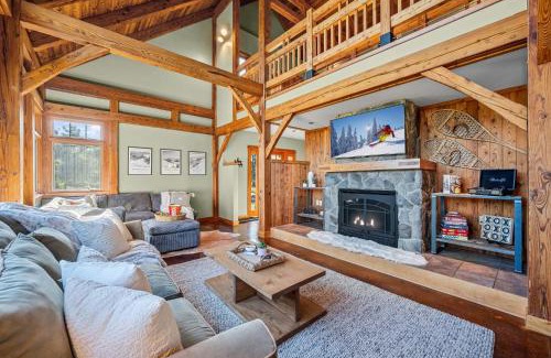 Ellicottville House | Walk to Village! Stunning timber chalet! Hot-Tub, Bonfire & more!