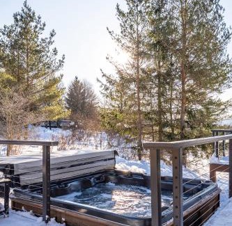 Ellicottville House | Walk to Village! Stunning timber chalet! Hot-Tub, Bonfire & more!