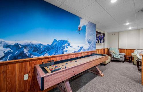Ellicottville House | Walk to Village! Stunning timber chalet! Hot-Tub, Bonfire & more!