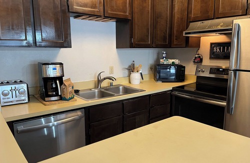Olympic Valley Condo | Walk to Village! Clean 2BDRM Palisades Tahoe Condo: Hikes, Dining, Wifi