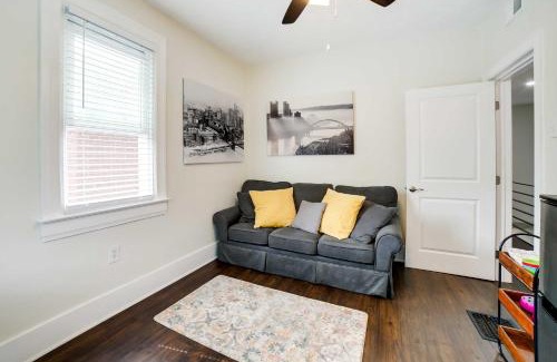 Shadyside House | Walk to Walnut St Pet-Friendly Pittsburgh Home!