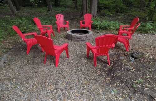 Shorewood-Tower Hills-Harbert House | Walk to Warren Dunes! 3br - Hot Tub, near Wineries