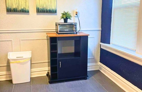 University City Apartment | Walk to WashU and Downtown Clayton | 2BR W&D