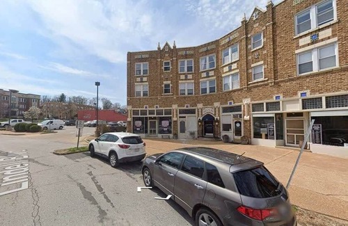 University City Apartment | Walk to WashU and Downtown Clayton | 2BR W&D