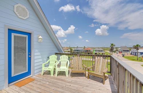 Surfside Beach House | Walk to Water Family-Friendly Surfside Beach Home