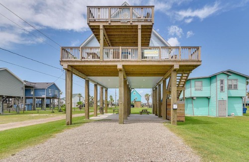 Surfside Beach House | Walk to Water Family-Friendly Surfside Beach Home