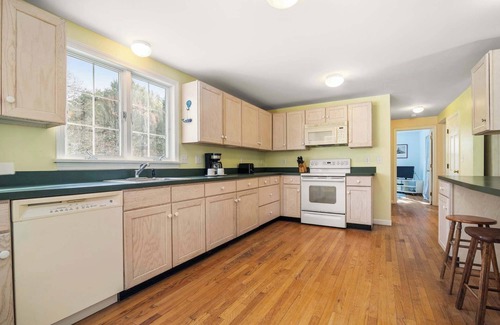North Chatham House | Walk to Water, near Downtown Chatham!