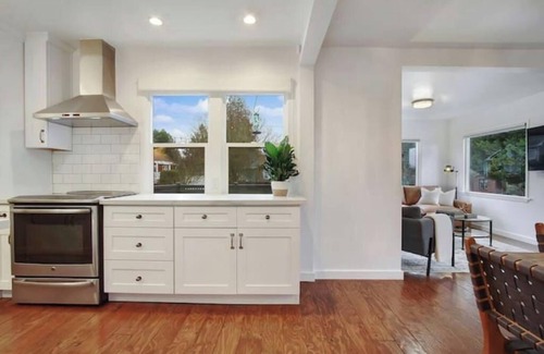 Phinney Ridge House | Walkable 2BR/2BA Modern Charmer w/BBQ near Park