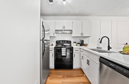 Pickwood Condo | Walkable 3bed with a pool! .9 from AU.