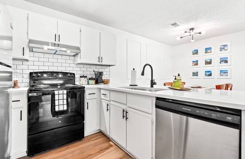 Pickwood Condo | Walkable 3bed with a pool! .9 from AU.