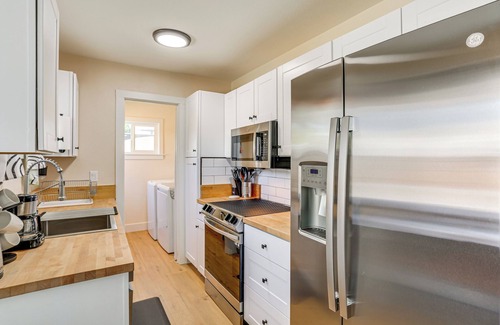 Redding House | Walkable & Bright Bungalow in Dtwn Redding!