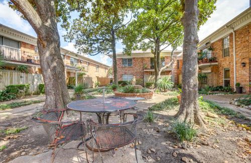 Houston Apartment | Walkable Condo in Uptown 2 Mi to Houston Galleria
