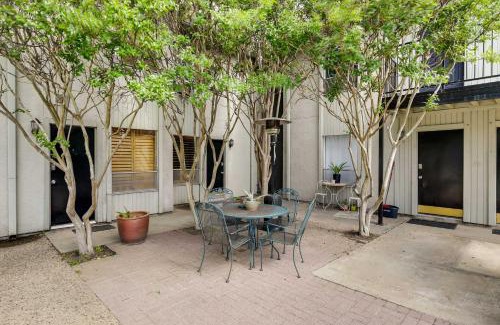 Knox - Henderson Apartment | Walkable Dallas Vacation Rental with Community Pool!