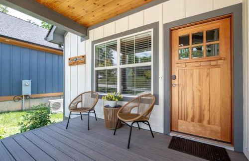 Brevard House | Walkable Downtown 5BR - Hot Tub and Resort Access