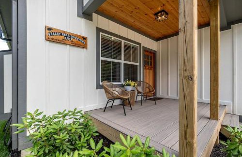 Brevard House | Walkable Downtown 5BR - Hot Tub and Resort Access