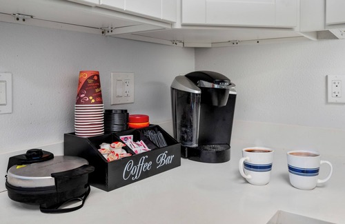 Skid Row Condo | Walkable DTLA Condo w/Rooftop Views, Coffee Bar, Workstation, Security, & More