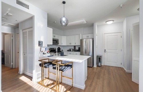 Skid Row Condo | Walkable DTLA Condo w/Rooftop Views, Coffee Bar, Workstation, Security, & More
