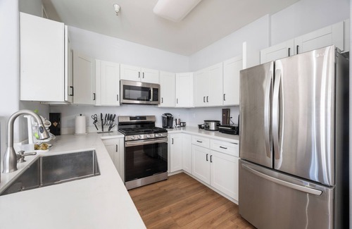Skid Row Condo | Walkable DTLA Condo w/Rooftop Views, Coffee Bar, Workstation, Security, & More