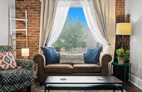 Jeffersonville House | Walkable Historic District Riverview Escape