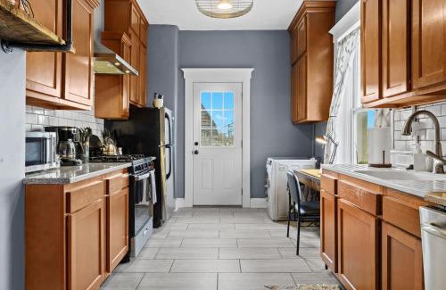 Jeffersonville House | Walkable Historic District Riverview Escape