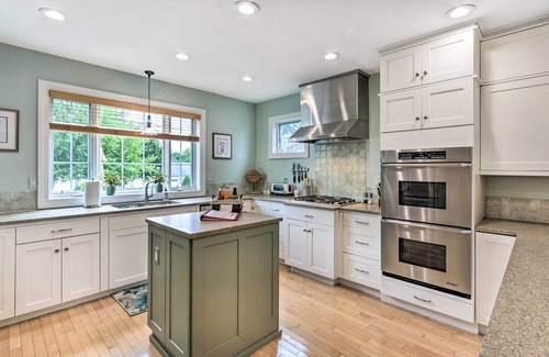 East Shore House | Walkable New Haven Retreat w/Ocean Views!