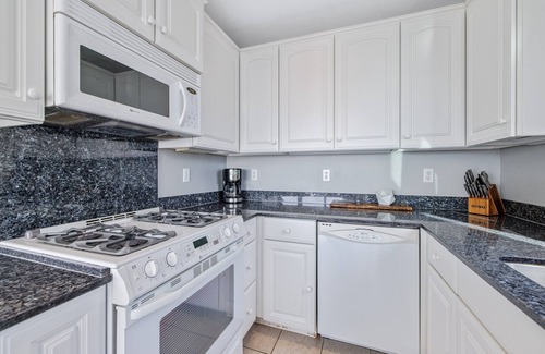 Cayucos House | Walkable ocean-view townhome with furnished balcony & firepit - dog-friendly