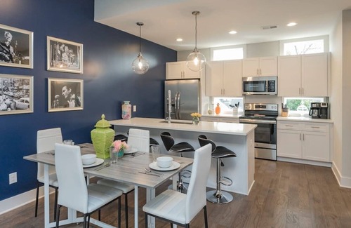 Historic Waverly House | Walkable! | Private Balcony | Parking | No Fees